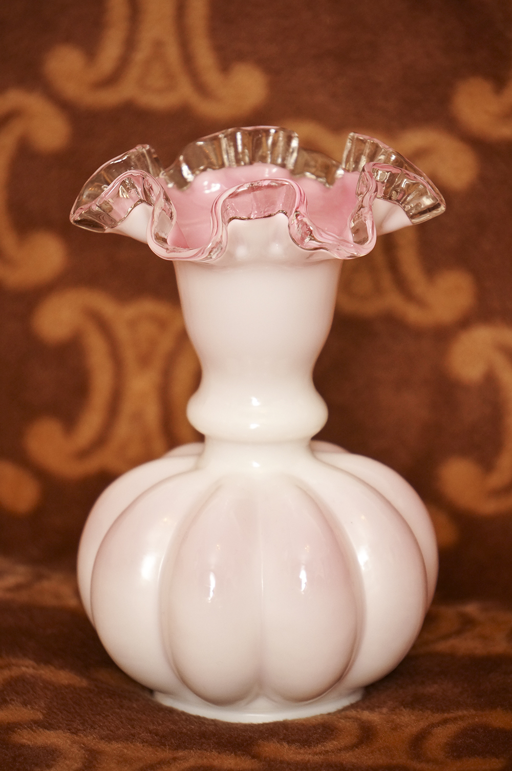 フェントン製 ミルクガラス ピンク フリル 花瓶