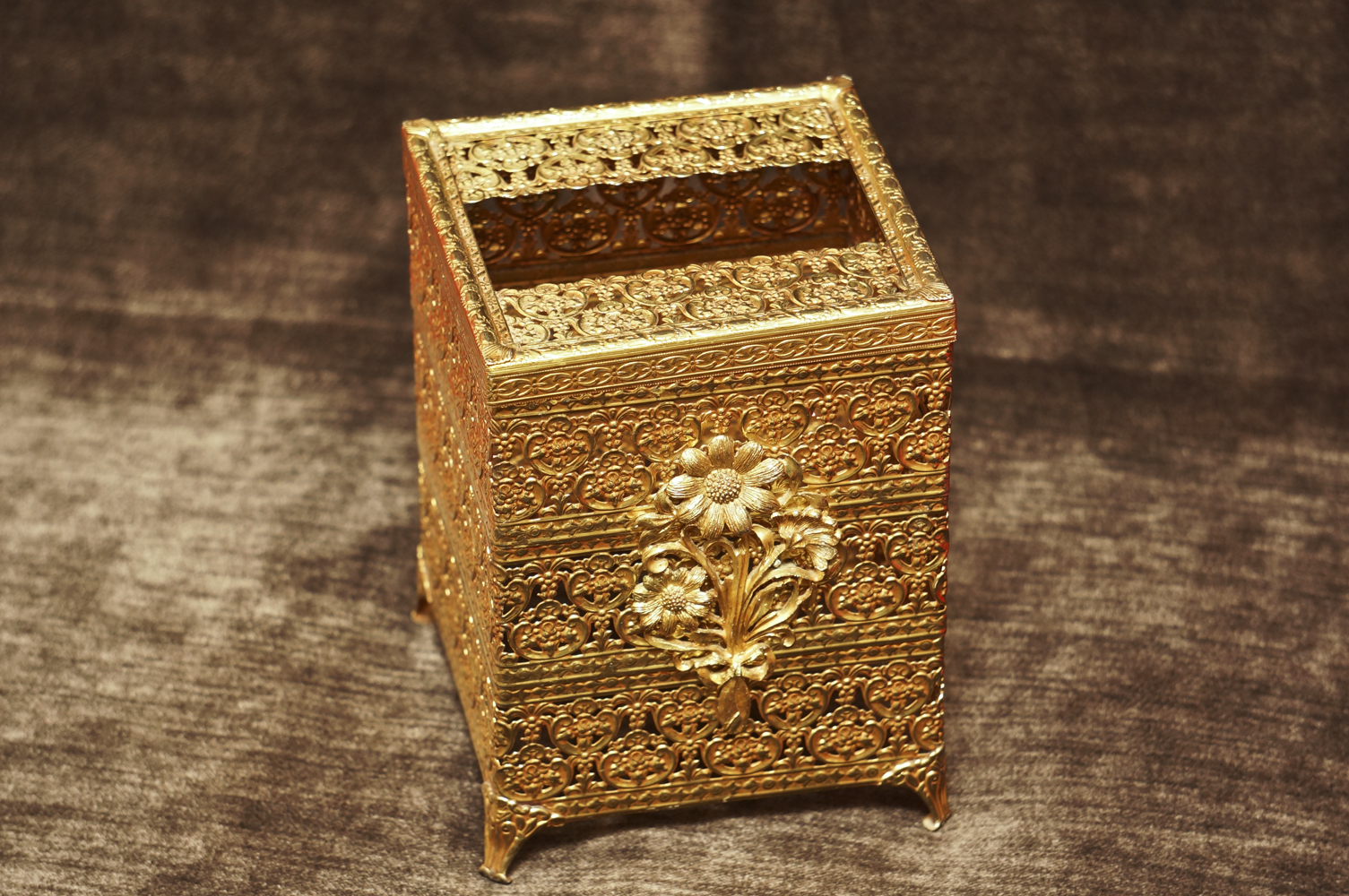 Sold:マトソン製 ゴールド フラワーブーケ脚付き 正方形ティッシュボックス